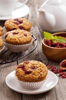 Muffins mit getrockneten Beeren foto