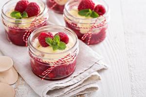 Beeren-Crumble mit Sahnesauce foto