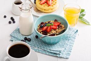 Frühstückstisch mit Müsli foto