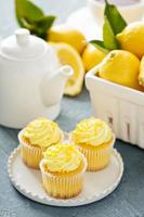 Zitronen-Cupcakes mit leuchtend gelbem Zuckerguss foto