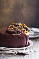 dunkler Schokoladenkuchen mit Ganashe-Frosting foto
