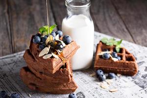 Schokoladenwaffeln mit Milch foto