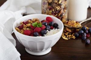 hausgemachtes Müsli mit Beeren foto