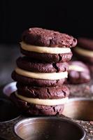 Schokoladen-Brownie-Kekse mit Sahnefüllung foto