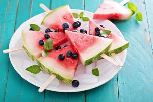 frisches Wassermelonen-Eis am Stiel mit Heidelbeeren foto