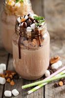 Schokoladenshake mit Sauce und Marshmallows foto