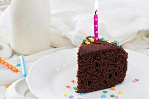 Schokoladen-Sauerrahm-Torte mit Zuckerguss foto