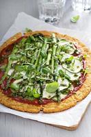 Blumenkohlpizza mit Zucchini und Spargel foto