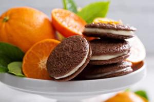 Schokoladen-Orangen-Kekse mit Sahnefüllung foto