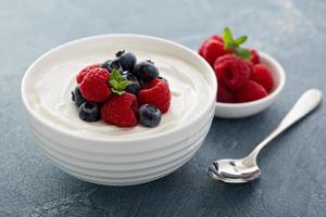 Naturjoghurt in einer Schüssel mit Beeren foto