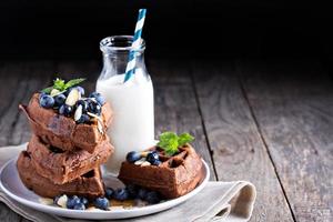 Schokoladenwaffeln mit Milch foto