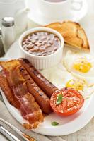 komplettes englisches Frühstück mit Ei und Speck foto