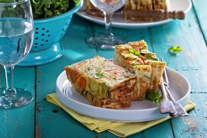 Glutenfreies Gemüsebrot mit Zucchini foto