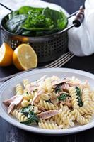 Pasta Fusilli mit gebackenem Lachs und Spinat foto