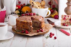 Orangen- und Cranberry-Weihnachtskuchen mit Glasur foto