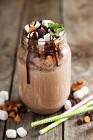 Schokoladenshake mit Sauce und Marshmallows foto