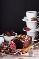Schokoladenkuchen mit Nüssen foto