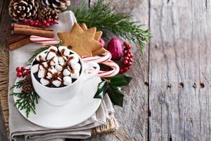 weihnachts-heiße schokolade mit verzierungen foto