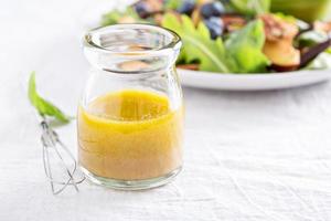 Salatdressing mit Olivenöl und Essig
