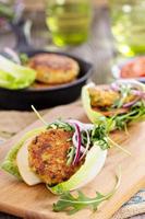 vegane Burger mit Quinoa und Gemüse foto