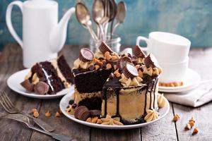 Schokoladen-Erdnussbutterkuchen mit Zuckerguss foto