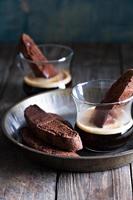Schokoladen-Biscotti-Kekse mit einer Tasse Kaffee