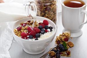 hausgemachtes Müsli mit Beeren foto