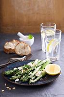warmer Salat mit Spargel, Feta und Zitrone foto
