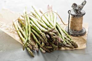 frischer grüner Spargel auf dem Tisch foto