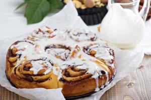 Zimtschnecken mit Schokolade und Sahne foto