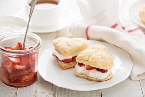 Erdbeer-Shortcakes mit Schlagsahne foto