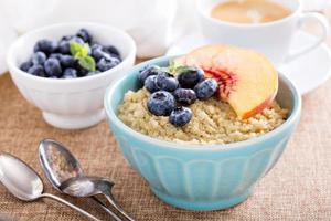 Frühstücks-Quinoa-Brei mit frischen Früchten foto