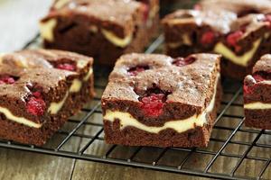 Käsekuchen-Brownies mit Himbeer- und Frischkäsestrudel foto