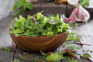 grüne Salatblätter in einer Holzschale
