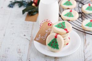 Weihnachtsbaumplätzchen mit Milch foto