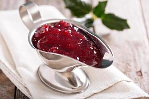 Cranberry-Sauce in Metallschale foto