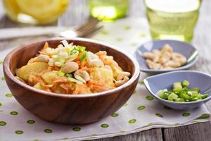 Kartoffelsalat mit Karotten und Sellerie foto