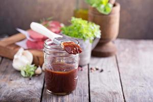Barbecue-Sauce in einem Glas foto