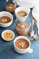 Schokoladen-Joghurt-Dessert mit gesalzenen Erdnüssen foto