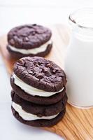 Schokoladen-Brownie-Kekse mit Sahnefüllung foto