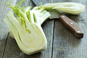 halbieren Fenchel auf einem Holztisch foto