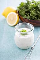 hausgemachtes Ranch-Dressing im Glas foto