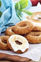 Apfel gebackene Donuts mit Glasur foto