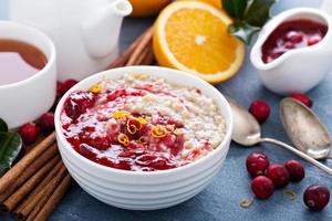 Weihnachtsmorgen Frühstück Haferflocken mit Cranberry foto