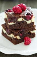 Käsekuchen-Brownies mit Himbeer- und Frischkäsestrudel foto