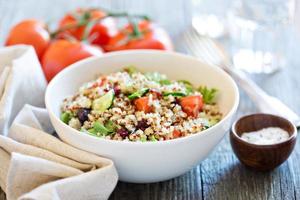 Quinoa-Salat mit frischem Gemüse foto