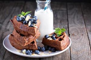 Schokoladenwaffeln mit Milch foto