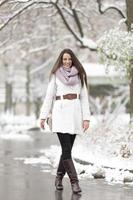 junge Frau im Winter foto