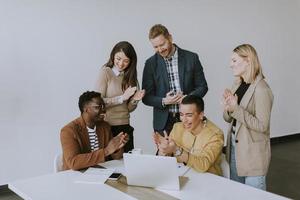 Gruppe multiethnischer Geschäftsleute, die zusammenarbeiten und ein neues Projekt für ein Meeting im Büro vorbereiten foto