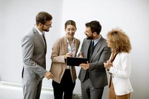 multiethnische junge Geschäftsleute, die im Büro zusammenarbeiten foto